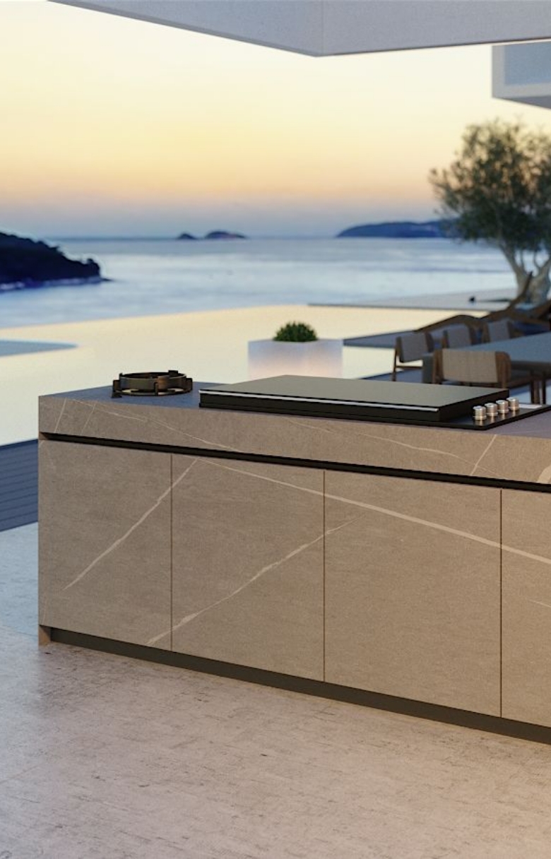 cuisine d'extérieur grise sur une plage