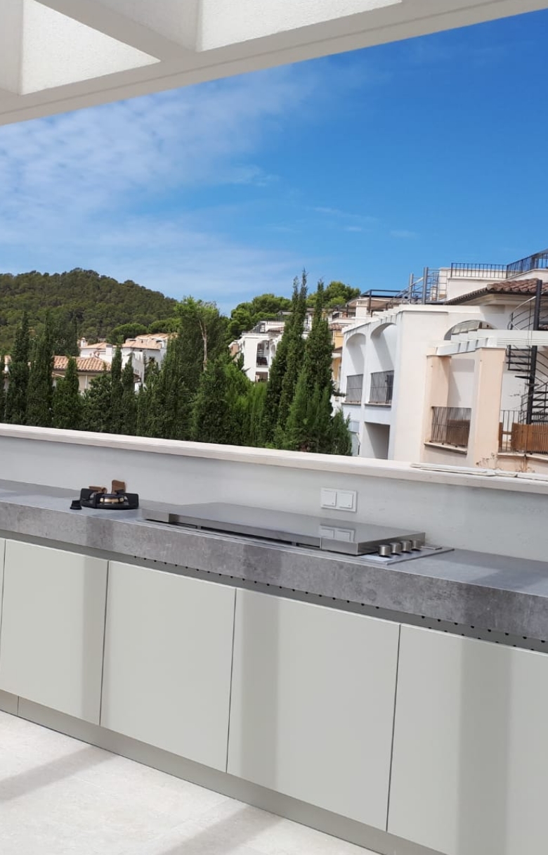 Cuisine d'extérieur grise avec plan de travail gris sur un balcon