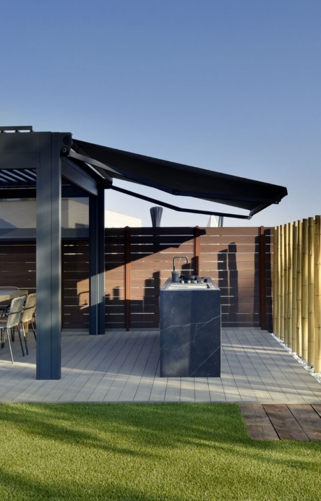 Cuisine d'extérieur sur une terrasse avec un jardin