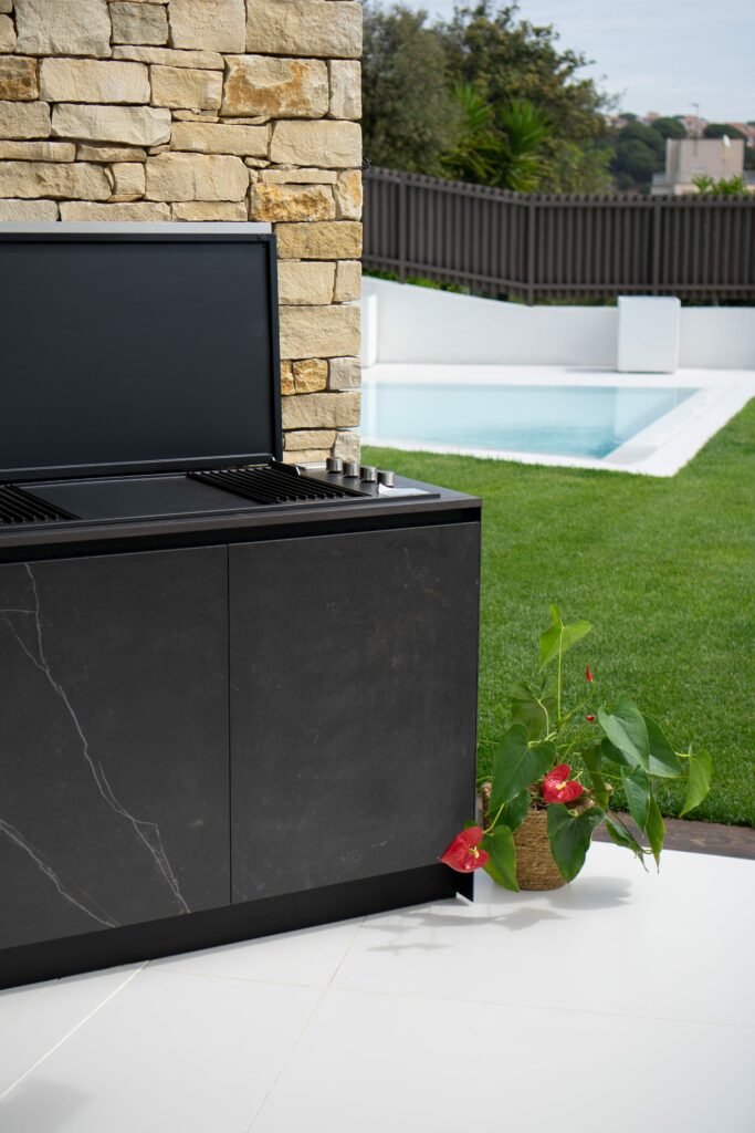 Cuisine d'extérieur noir dans un jardin avec piscine